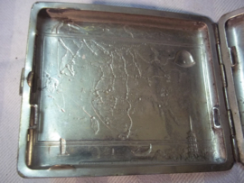 Japanese cigarette case very rare, Sigaretten koker met Japanse soldaat en aan de achterkant andere Japanse afbeeldingen zeer apart.