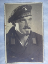 Foto matroos, KRIEGSMARINE, met pet en geborduurde borstadelaar.