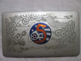 US-Air Force cigarette case 5th Bomber unit Pacific Air Force Yokota Air base Japan 1941. Amerikaanse luchtmacht sigaretten doos met 5th bomber embleem en draak. gestart in 1941.