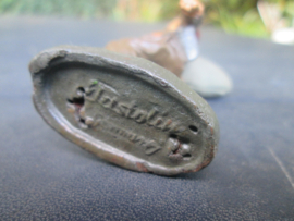 ELASTOLIN British soldier with bag. Engelse soldaat draagt jute zak. goede staat.