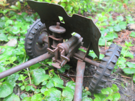 German tin toy, made by HAUSSER, a PAK gun used with elastolin toy soldiers. Blikken speelgoed kanon PAK, maker HAUSSER, werkend voor bij de elastolin soldaatjes. zeldzaam stuk.