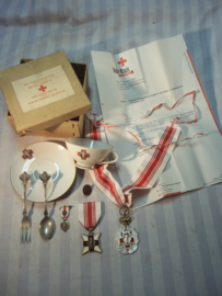 Kaveltje, medailles en geschenken, van de Belgische bloedtransfusie dienst, hoogste onderscheiding voor 300 maal geven. met brief, kop en schotel, lepel vork, draagmedaille en speld. in doosje met 2 talen
