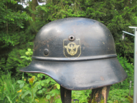 German double decal Police helmet. Duitse polizei helm. met dubbele decal geplaatst op een luftschutzhelm. werd vaak gedaan. kradfahrerhelm mooi gemerkt op naam  bijzonder stuk.