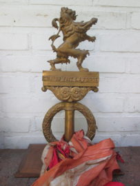 Belgium flagpole for Vetrans of the great war. Vlaggenstandaard ABBL met medaille lint, brons vuurverguld Franse tekst L'union fait la Force, Eendracht maakt macht. 37 cm, bijzonder stuk.