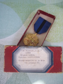 Belgium medal awarded to a police man. Belgische medaille uitgereikt aan een Rijkswachter Gouden medaille in de orde van Leopold II, met zeer leuk doosje