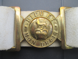 British white leather belt with buckle DIEU ET MON DROIT. Engelse seremoniele riem met koperen koppelslot