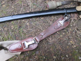 German Wehrmacht sword, F.W. HÖLLER in Solingen. Duits wehrmacht sabel, compleet met troddel, sabeldrager en riem mooi gemarkeerd. leeuwenkop met rode steen, en Wehrmacht adelaar. troddel met roze stof van binnen.