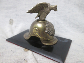 Bronse helmet with silver badge and eagle Garde du Corps. Miniatuur bronzen helm met zilverkleurig embleem en adelaar bijzonder stuk Garde du Corps helm als press-papier.