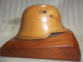 Miniature German helmet Model 1916 made of wood.  Miniatuur helm Duits WO1 gemaakt van hout, zeer apart. 10 bij 10 cm.