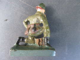 DURSO Belgium soldier and his fieldtelephone. Belgische soldaat met veldtelefoon. goede staat.