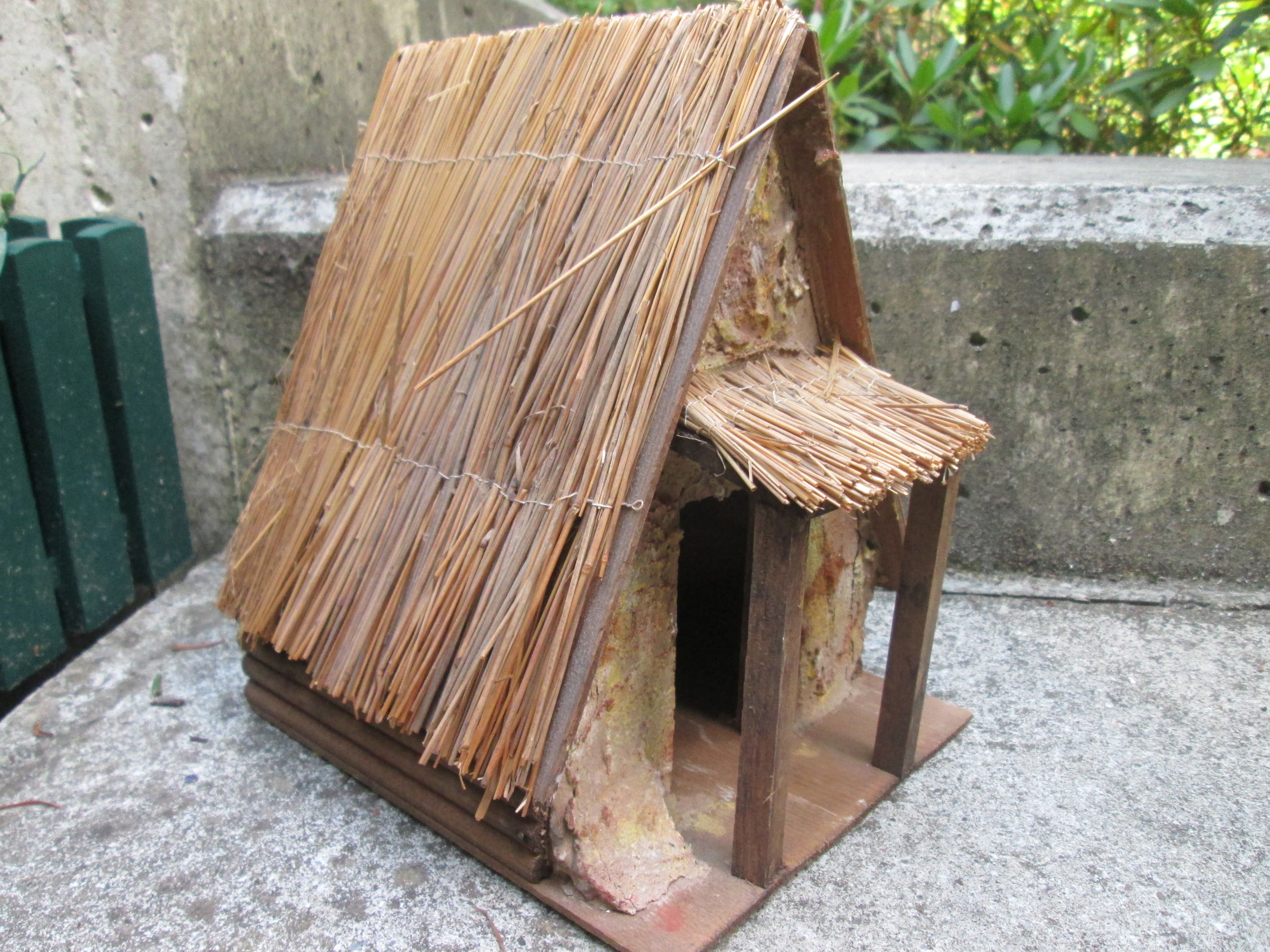 Rieten negerhut met figuren made in Italy, 7 figuren zeer net en decoratief, leuke aparte Afrikaanse set.