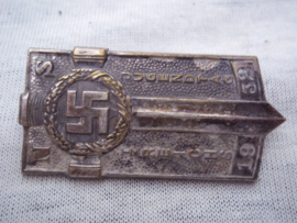 German tinnie, rally badge Duitse tinnie NS 1. Reichsjugendtag 1932. Hitler- Jugend. ZILVER. bronzen uitvoeringen kon men op die dag kopen donatiespelden, zilveren werden door medewerkers gedragen. deze mocht je later op het uniform door dragen.Zeldzaam.