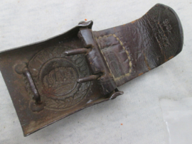 German buckle with leather tab nicely marked Düsseldorf 1916. Gott mit uns. Duits koppelslot Pruisen feldgrijs met leertje met maker en datum, zeer nette staat.