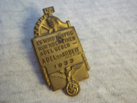 German tinnie rally badge Duitse tinnie NSBO Es wird künftig nur noch einen adel geben - Adel der Arbeit 1933.