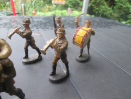 ELASTOLIN Belgium drumband 18 soldiers with officer and flag bearer. 18 koppige drumband Belgisch leger zeer bijzonder in goede staat