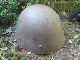 Czech helmet M1932. Tsjechische helm M32 originele bruine kleur met wit leren kussentjes. deze helmen werden na 1939 door vele nationaliteiten overgenomen Duitsland gebruikte ze vaak als luftschutzhelm.