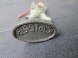 ELASTOLIN German soldier attacking with rifle. Duitse soldaat slaat met geweer.