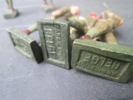 FB Fabricatio Belge 5 British soldiers. 5 marcherende Engelse soldaten met officier.