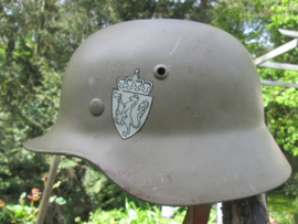 German model M-35 Norwegian helmet, complete with innerliner. Noorde helm dubbel decal Duits model 1935 maker ET-62.