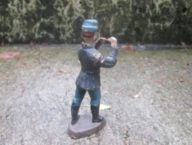 ELASTOLIN 10 cm. German soldier.  Duitse soldaat met fluit. antiek speelgoed, nette staat.