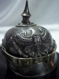 Miniature German Pickelhaube. Miniatuur pickelhaube op glazen voet Pruisen verzilverd, met merktekens en maker.