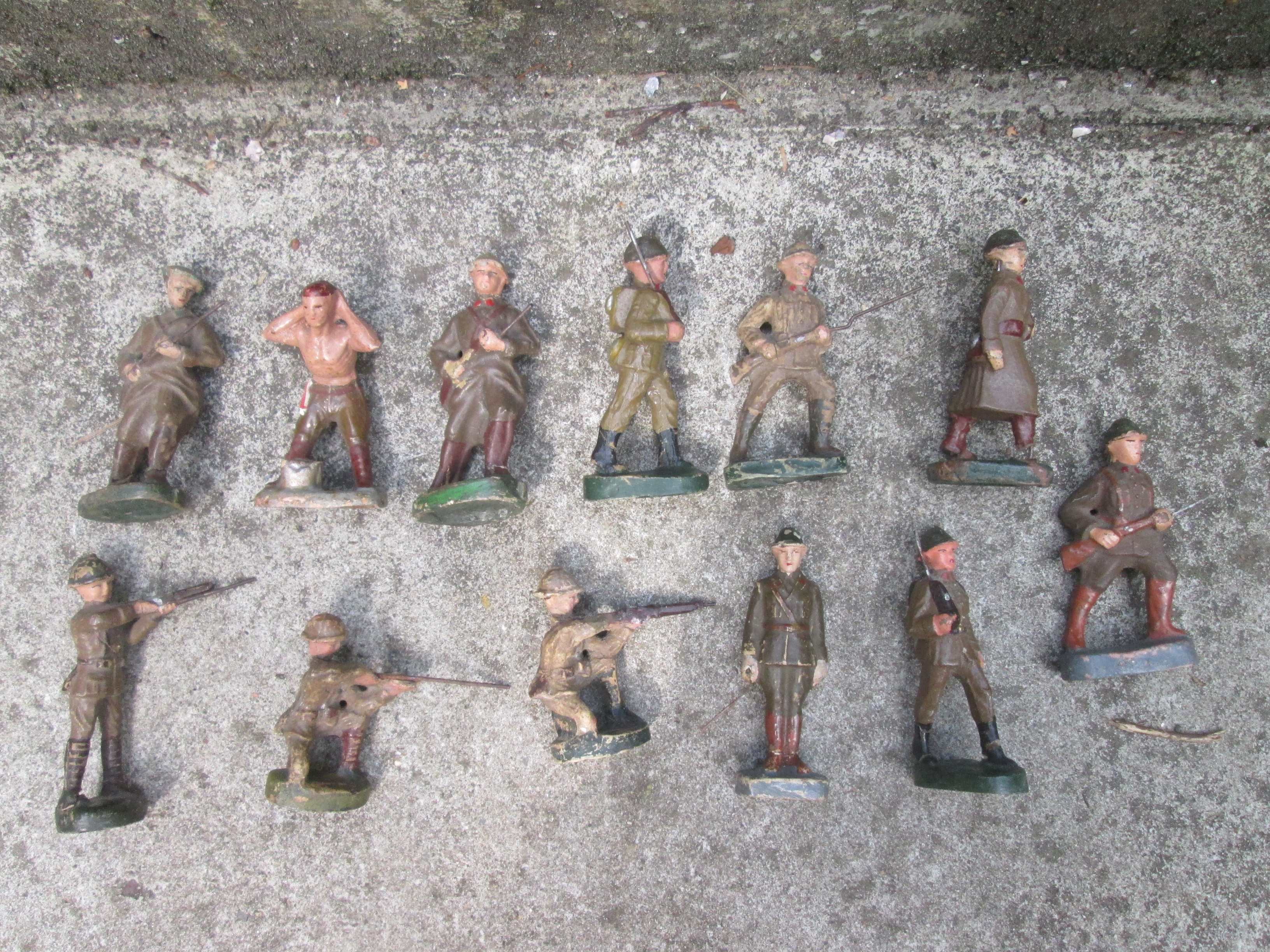 CLAIRON 12 Belgium soldiers. 12 Belgische soldaten in 1 koop