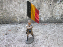 ELASTOLIN Belgium soldier with tricolour flag. Belgische soldaat met de nationale vlag zeer nette staat.