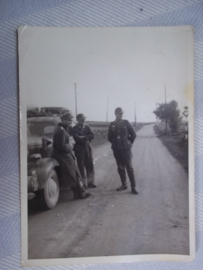 Foto, Duitse soldaten bij stafauto, met auto vaandel Wehrmacht.