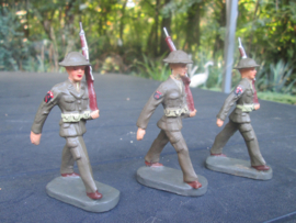 ELASTOLIN 3 marching british soldiers. 3 Marcherende Engelse soldaten mint conditie.