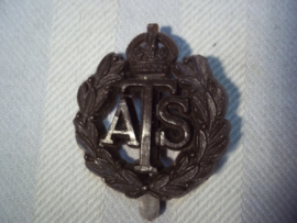 British cap badge  ATS Air Training Service, female. economy badge. Plastic pet embleem, ATS vrouwenafdeling