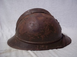 French helmet Model 1915 with colonial badge. Franse helm m-1915, koloniaal embleem. helm mooi gemarkeert, binnenwerk is zo gemaakt door de eigenaar gaf meer verkoeling. ZEER zeldzame helm. nooit aan gerommeld.