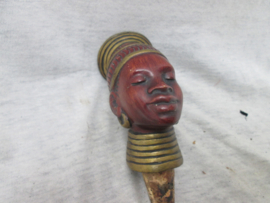Old cork with the head of an African woman. Oude kurk met het hoofd van een Afrikaanse vrouw gemaakt van een soort papier mange. zeer decoratief en curieus.