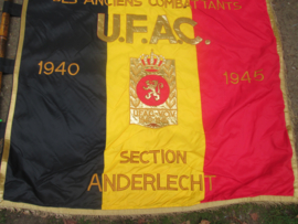 Belgische oudstrijders verenigings vlag van Anderlecht zeer goede staat compleet met metalen leeuw en bamboevlaggenstok.
