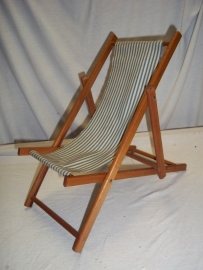 Beach chair for a doll. Strandstoel voor poppen, leuk item