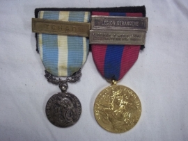 French medal bar, Legion etrangere, and a tab of Tchad..Franse medaille balk van een legionair.