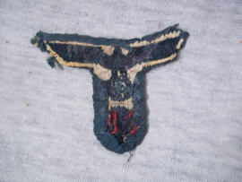 German Wehrmacht cap badge bevo woven. Duits petembleem voor de Wehrmacht M-42 en M43 pet. verwijdert embleem, daarom heeft het wel charme. mooi gebruikt origineel petembleem.
