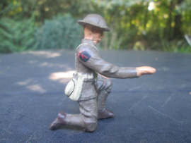 ELASTOLIN British soldier with moving arm. Engelse soldaat met bewegende arm zeer goede staat.