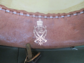 British Royal marines Wolsey pith helmet worn by the RM band. complete with badge and chinscale hard to find helmet. Tropenhelm van de Engelse Royal marines Mariniers. zeer goede staat. wereldbol als punt. met koperen kinketting.