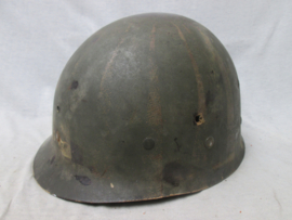 US- M1 combat helmet front seam, fixed bail. complete with innerliner, nicely marked, . Amerikaanse M1 helm zo gevonden in Zuid- Limburg Nederland,compleet met binnenhelm WW2.