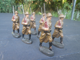 ELASTOLIN 6 Marching Belgium soldiers, 6 marcherende Belgische soldaten goede staat.