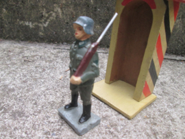 DURSO German soldier on guard. Duitse wachtpost met wachthuisje, Uniform Duitse soldaat zeer gedetailleerd, TOP staat leuke set.