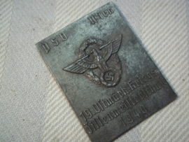 German police sporting plaque. WIEN, 19e sportfest 1940 Politie afdeling Polizei Sport verrein. metalen zinken uitvoering, 3 cm bij 4 cm.