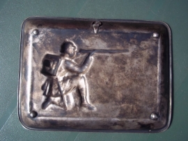 Silver plated saucer, with a German soldier. Verzilverd schaaltje met daarop een Duitse schietende soldaat met Pickelhaube, mooi gedetailleerd.