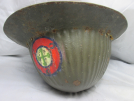 Portugese helmet 1916, very rare, brodie model also worn by British officers because of the weight. Portugese helm met binnenwerk, welke meestal weg is zeer zeer zeldzaam stuk mooi originele kleur met embleem TOP stuk.gedragen staat.