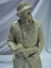 Statue made of plaster, belgium soldier IJSER battlefront. Gipsen beeld Belgische soldaat, houd wacht bij de Ijser.