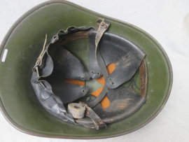Dutch helmet M-34. Nederlandse staalhelm model 1934, met nummers in het binnenwerk compleet met de vilten lappen, leuke aparte helm. gebruikt in de meidagen 1940.