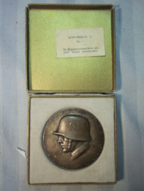 Austrian medal in case.  Oostenrijkse penning in doos. Oostenrijkse Bundes heer 1932. Estafettenlauf Wien