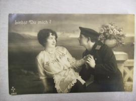 Postcard, Duitse patriotische en romantische kaart Matroos en liefje Kriegsmarine Reichsmarine