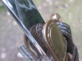 German Wehrmacht sword, F.W. HÖLLER in Solingen. Duits wehrmacht sabel, compleet met troddel, sabeldrager en riem mooi gemarkeerd. leeuwenkop met rode steen, en Wehrmacht adelaar. troddel met roze stof van binnen.