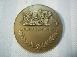 Nederlandse bronzen penning Rode Kruis Korps jaren 40-50. uitgereikt en op naam.